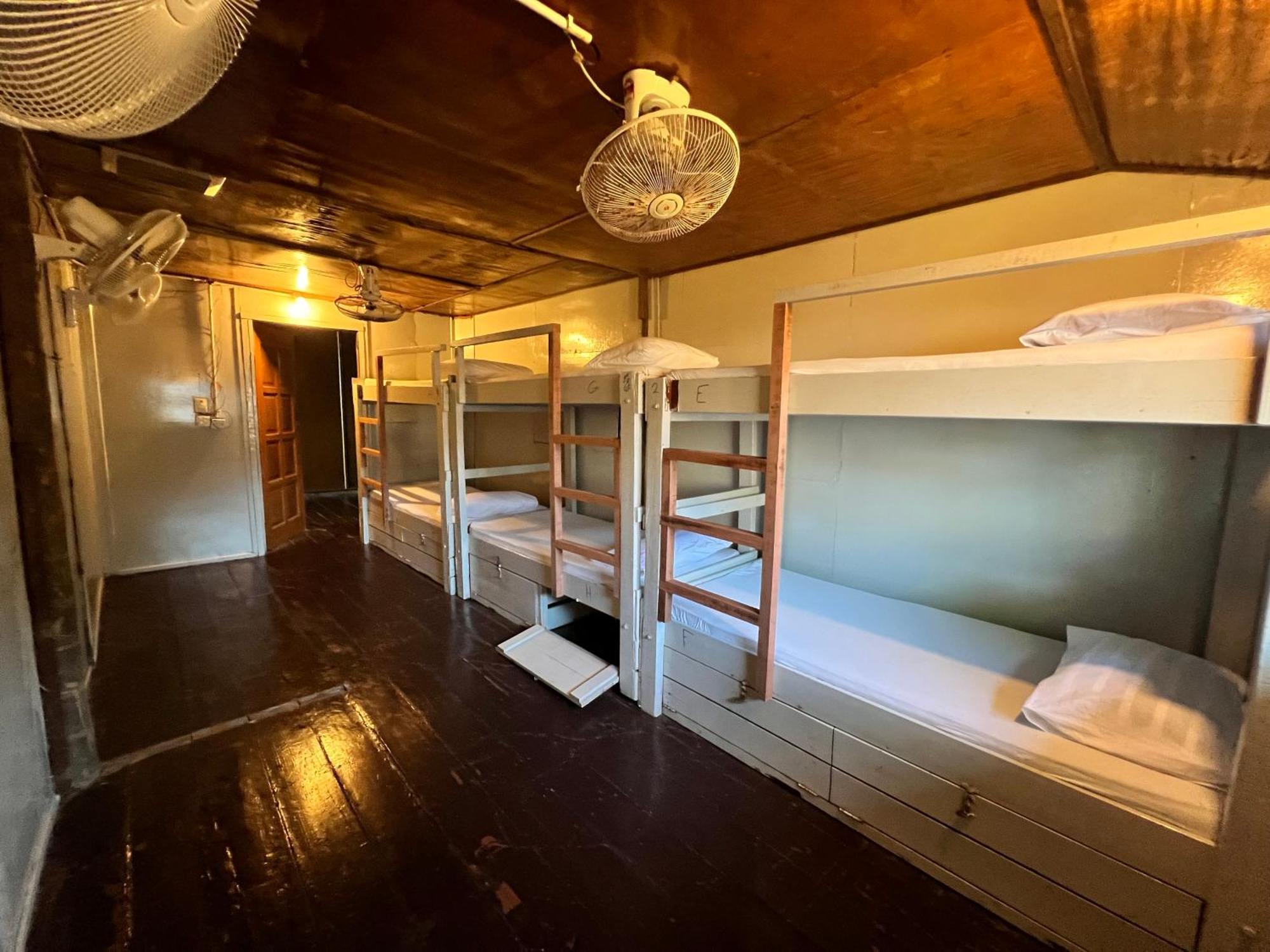 Ohlala Guesthouse Перхентиан Экстерьер фото